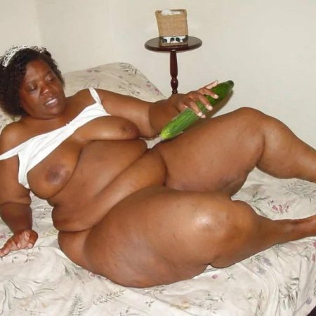 Жирная темнокожая женщина