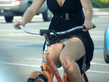 Под юбкой на велосипеде