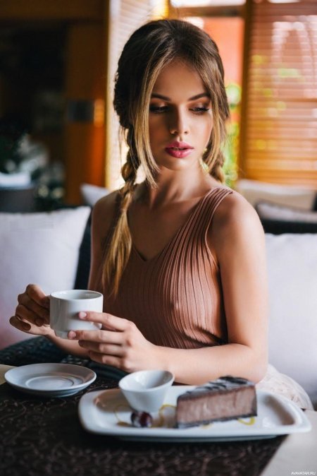 Девушка пьет кофе