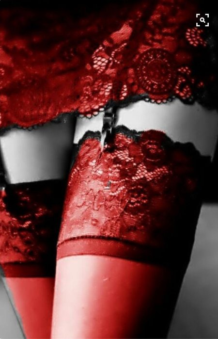 Красное белье и черные чулки