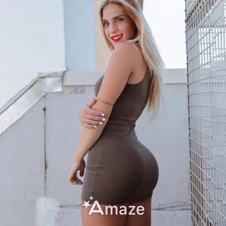 Девушка в обтягивающем платье