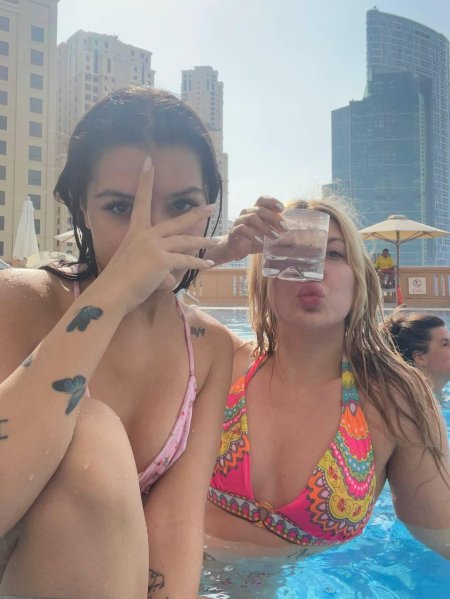 Девушки в бассейне