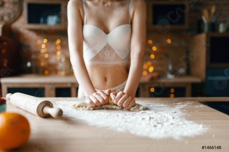 Голая женщина стряпает