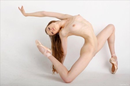 Балерина голая