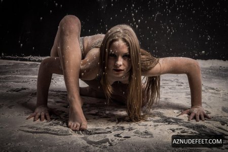 Фотосессия голая в грязи