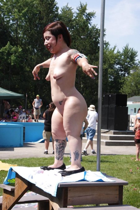 Голые карлики без трусов