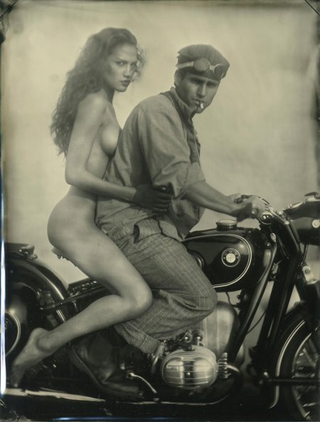 Ретро мотоциклы и девушки ню