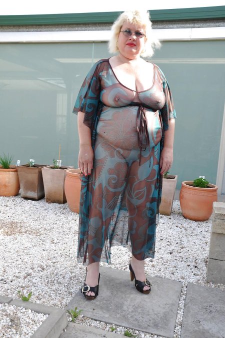 Голые старухи в прозрачном платье