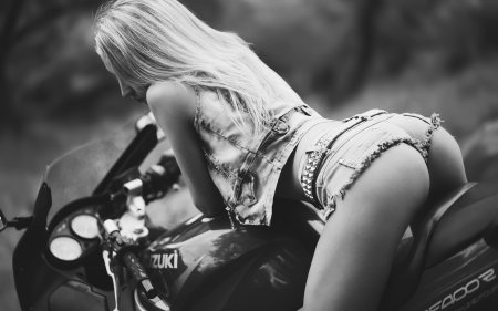 Девушка на мотоцикле вид сзади