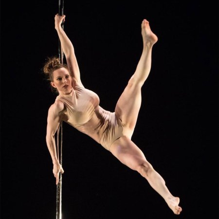 Танцующие голые женщины