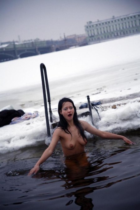 Девушки купаются в проруби