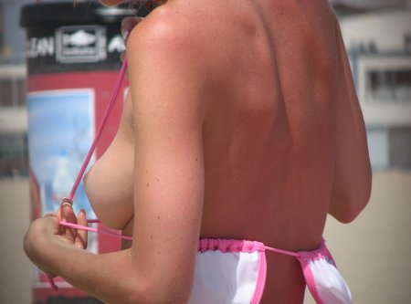 Засветила плоскую грудь