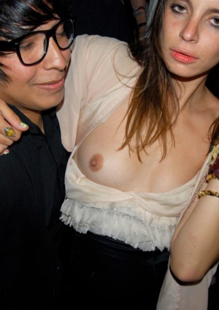 Случайно показала грудь