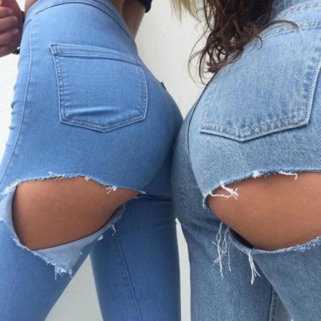 Попа в рваных джинсах