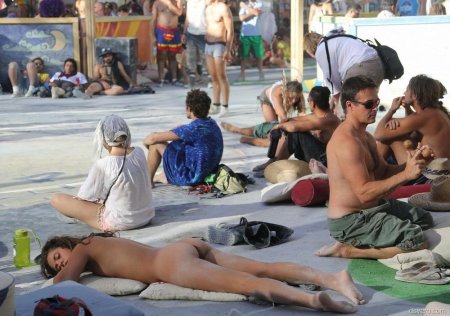 Обнажение в публичных местах