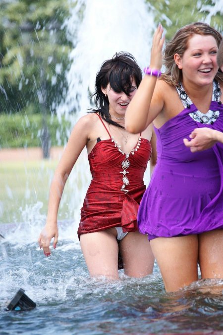 Девушки купаются в фонтане