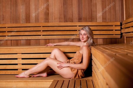 Блондинка в сауне деревянной