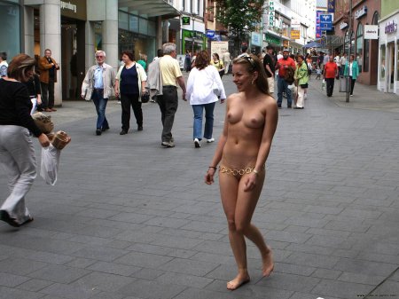 Голые на публике показуха