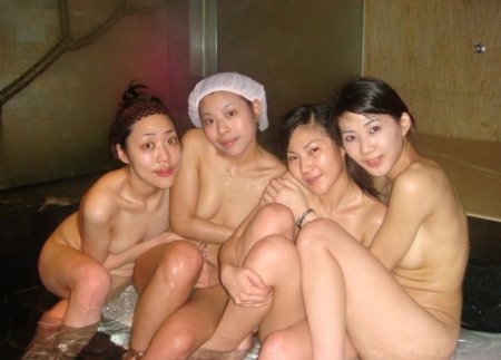 Азиатские девушки в бане