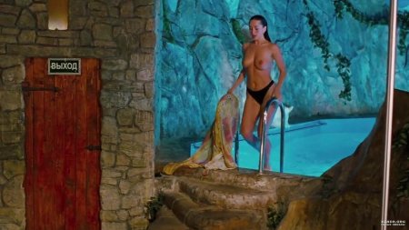 В бассейне голая