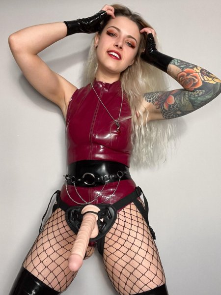 Девушка со страпоном