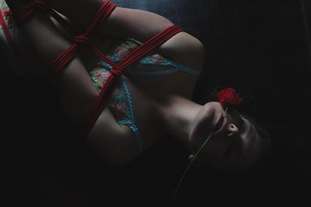 Связанная девушка шибари