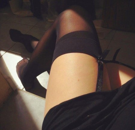 Девушка с красивыми ногами в чулках