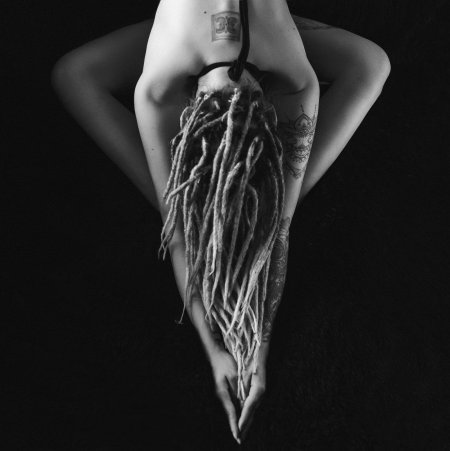 Девушка с дредами