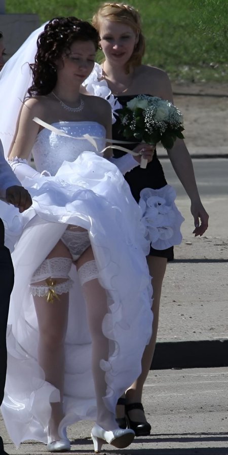 Под платьем невесты