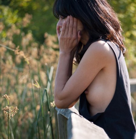 Засветила грудь на природе