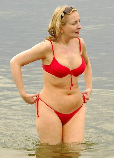 Взрослые женщины в купальниках