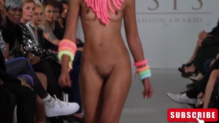 Голые фотомодели на подиуме