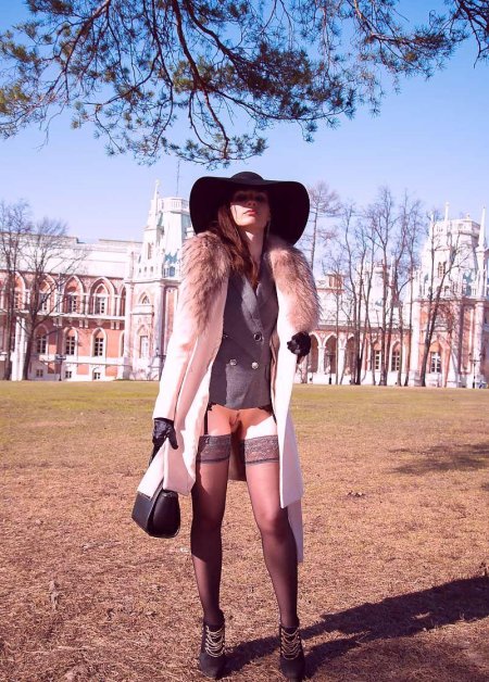 Голые прогулки в чулках и пальто