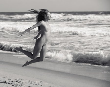 Девушка на море