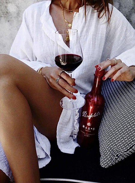 Девушка с бутылкой вина