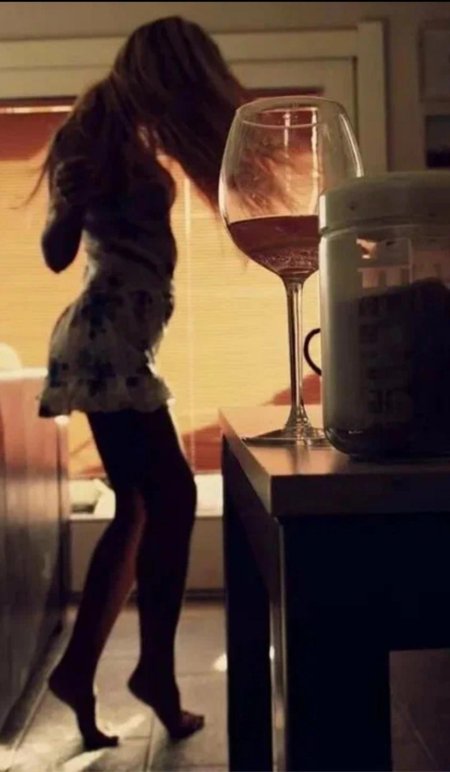 Красивая девушка с бокалом вина