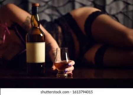 Девушка с виски