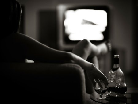 Девушка с коньяком