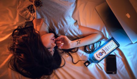 Девушка с бутылкой