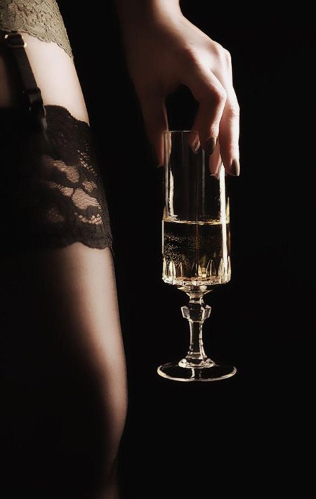 Девушка с бокалом