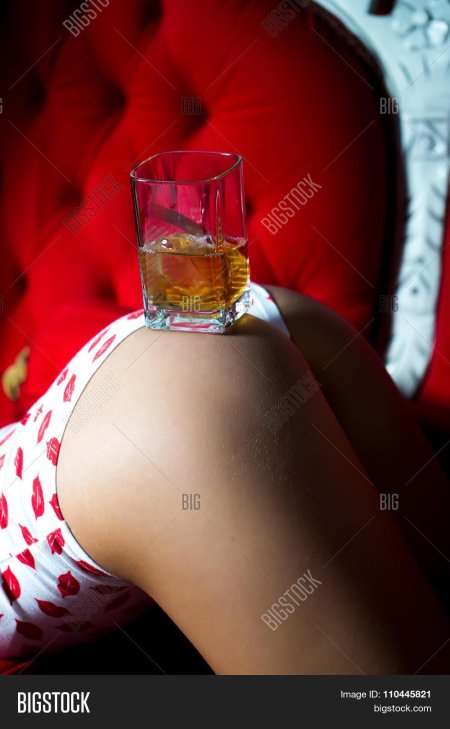 Голая женщина с бокалом виски