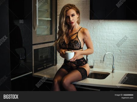 Фотосессия в белье на кухне