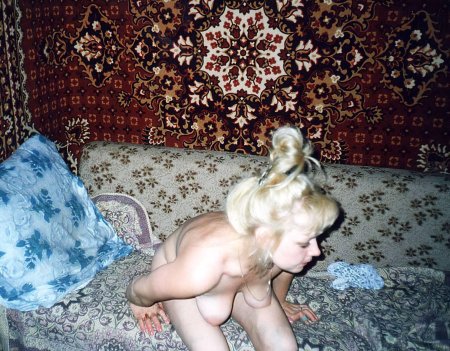 Голые бабы на фоне ковра