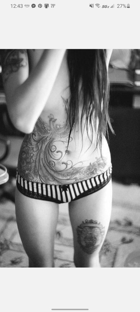 Девушка с татуировками