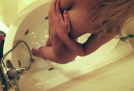 Голая девушка в ванной без лица