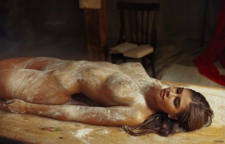 Голая в муке