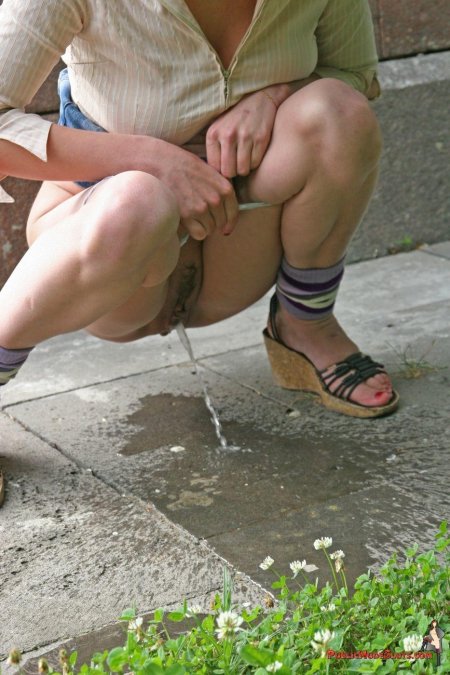 Писает девушка