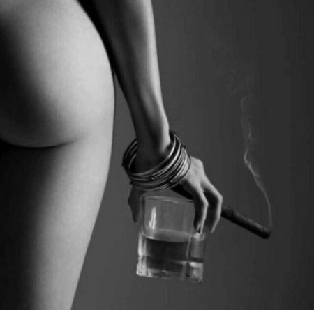 Девушка с бокалом и сигаретой