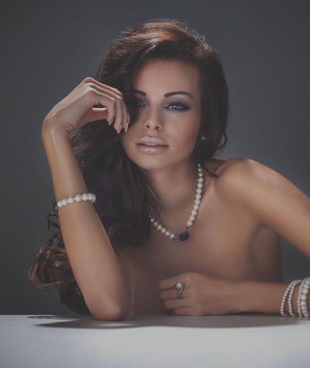 Красивая брюнетка