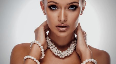 Ювелирные украшения на девушке